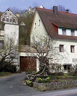 Pozos de Pascua Egloffstein: Pozo de Heid con castillo - Decoración de Pascua
