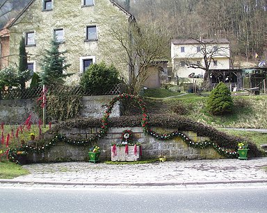 >Puits pascaux Egloffstein : Le puits de tireur décoré pour Pâques - Décoration avec des œufs et guirlandes