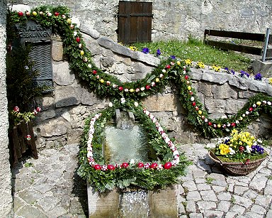 Pozos de Pascua Egloffstein: Pozo de lavado antiguo con decoraciön pascual