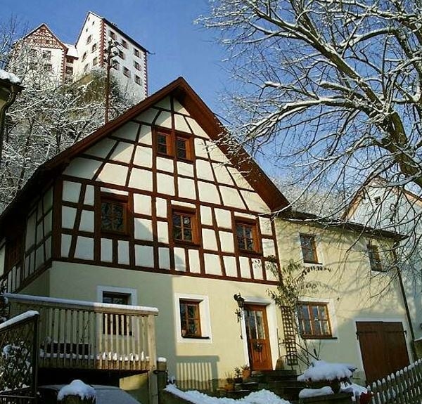 Apartamentos en Baviera, Alemania - un chalet para vacaciones con fachadas entramadas "Gögerhaus"