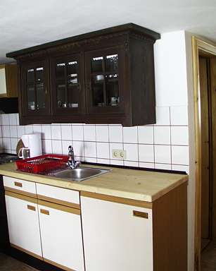 Apartamentos para vacaciones en Baviera: Cocina-comedor apartamento Montaña - cocina incorporada, frigorífico y antiguo armario suspendido