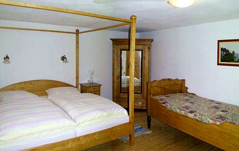 Ferienwohungen in Franken: Schlafzimmer FeWo Tal - Betten und Kleiderschrank