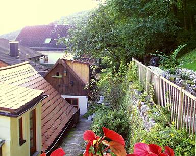 Ferienwohungen in Franken: Wohnküche FeWo Tal - Blick aus dem Fenster zum Hof