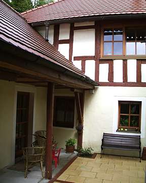 Ferienwohungen in Egloffstein: Seitenhof mit Ruhebank unterm Küchenfenster